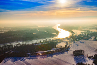Vue aérienne de Cours du Rhin vers le sud sous la neige en hiver à Lauterbourg dans le département Bas Rhin, France