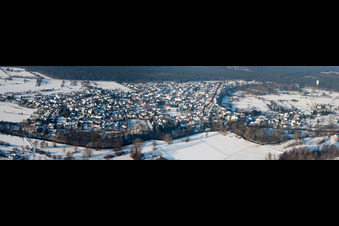 Vue aérienne de Panorama hivernal enneigé de la ville et de ses environs (Palatinat) à Berg dans le département Rhénanie-Palatinat, Allemagne