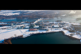 Vue aérienne de L'industrie chimique sur le Rhin à Lauterbourg dans le département Bas Rhin, France