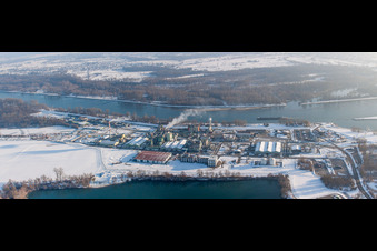 Vue aérienne de Sites d'usine enneigés du producteur de produits chimiques DOW SAS sur les rives du Rhin à Lauterbourg dans le département Bas Rhin, France