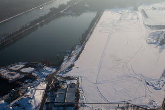 Vue aérienne de Port du Rhin à Lauterbourg dans le département Bas Rhin, France