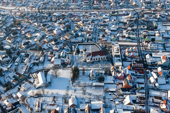 Vue aérienne de Vue hivernale enneigée des rues et des maisons des quartiers résidentiels à Mothern dans le département Bas Rhin, France