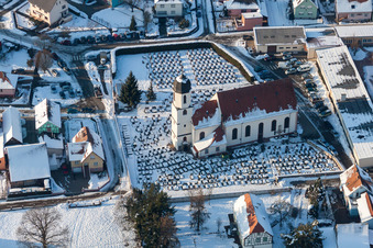 Vue aérienne de L'église et le cimetière enneigés à Mothern dans le département Bas Rhin, France