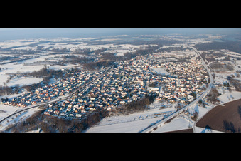 Vue aérienne de Vue hivernale enneigée des rues et des maisons des quartiers résidentiels à Mothern dans le département Bas Rhin, France