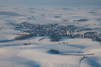 En hiver quand il y a de la neige à Neewiller-près-Lauterbourg dans le département Bas Rhin, France d'en haut