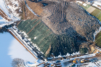 Vue aérienne de Zone enneigée en hiver de la décharge de Schaffhouse-près-Seltz à Schaffhouse-près-Seltz dans le département Bas Rhin, France