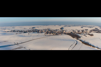 Vue aérienne de Panorama des champs agricoles et des terres agricoles enneigés en hiver à Wintzenbach dans le département Bas Rhin, France