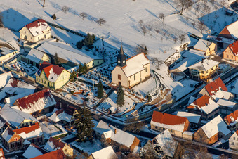Vue aérienne de Église protestante de Wintzenbach recouverte de neige en hiver à Wintzenbach dans le département Bas Rhin, France