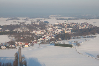 En hiver quand il y a de la neige à Neewiller-près-Lauterbourg dans le département Bas Rhin, France hors des airs