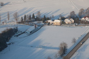 Vue aérienne de Club de football avec sa propre chapelle en hiver lorsqu'il y a de la neige à Neewiller-près-Lauterbourg dans le département Bas Rhin, France