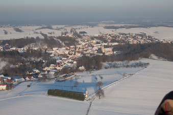 En hiver quand il y a de la neige à Neewiller-près-Lauterbourg dans le département Bas Rhin, France vue d'en haut