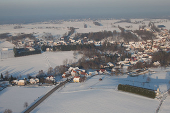 En hiver quand il y a de la neige à Neewiller-près-Lauterbourg dans le département Bas Rhin, France depuis l'avion
