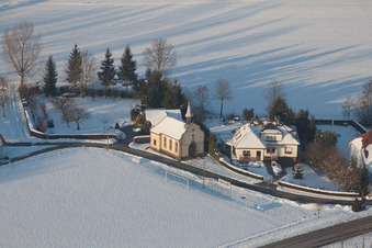 Vue d'oiseau de En hiver quand il y a de la neige à Neewiller-près-Lauterbourg dans le département Bas Rhin, France