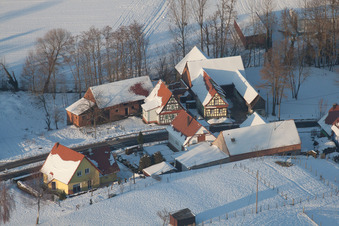 En hiver quand il y a de la neige à Neewiller-près-Lauterbourg dans le département Bas Rhin, France vue du ciel