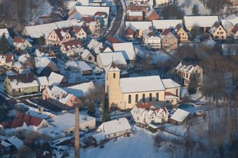 Enregistrement par drone de En hiver quand il y a de la neige à Neewiller-près-Lauterbourg dans le département Bas Rhin, France