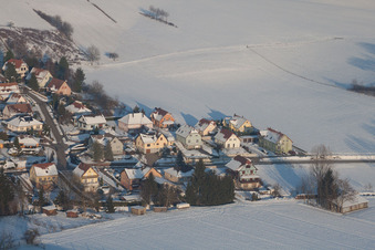 En hiver quand il y a de la neige à Neewiller-près-Lauterbourg dans le département Bas Rhin, France d'un drone