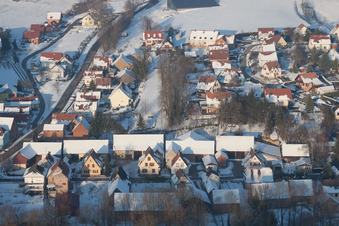 En hiver quand il y a de la neige à Neewiller-près-Lauterbourg dans le département Bas Rhin, France vu d'un drone