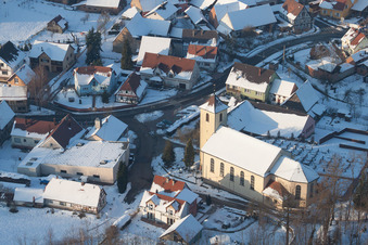 Vue aérienne de En hiver quand il y a de la neige à Neewiller-près-Lauterbourg dans le département Bas Rhin, France