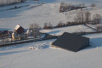 En hiver quand il y a de la neige à Neewiller-près-Lauterbourg dans le département Bas Rhin, France d'en haut