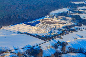 Vue oblique de Décharge de district sous la neige en hiver à Berg dans le département Rhénanie-Palatinat, Allemagne
