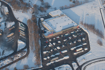 Vue aérienne de Carrefour à Lauterbourg dans le département Bas Rhin, France