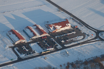 Vue aérienne de Centre commercial à la frontière en hiver à le quartier Neulauterburg in Berg dans le département Rhénanie-Palatinat, Allemagne