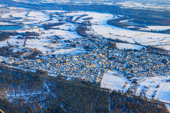 Vue aérienne de Vue du village sous la neige en hiver depuis le nord-ouest à Berg dans le département Rhénanie-Palatinat, Allemagne