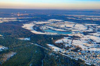 Vue aérienne de Vue du village sous la neige en hiver depuis le sud-ouest à Neuburg am Rhein dans le département Rhénanie-Palatinat, Allemagne