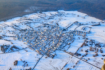 Vue aérienne de Vue du village dans une clairière forestière sous la neige en hiver depuis le sud-est à le quartier Büchelberg in Wörth am Rhein dans le département Rhénanie-Palatinat, Allemagne