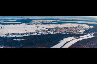 Vue aérienne de Vue de la ville sous la neige en hiver depuis le sud-ouest à Kandel dans le département Rhénanie-Palatinat, Allemagne