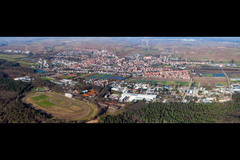 Vue aérienne de Perspective panoramique des terrains de sport de l'arène du stade de piste de sable et de trot Waldstadion (Palatinat) à Herxheim bei Landau dans le département Rhénanie-Palatinat, Allemagne