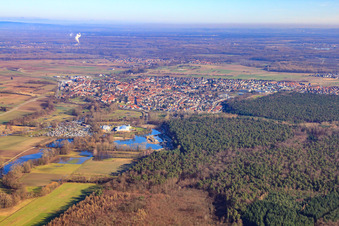 Vue aérienne de Vue de la ville derrière le lido depuis le sud-ouest à Rülzheim dans le département Rhénanie-Palatinat, Allemagne