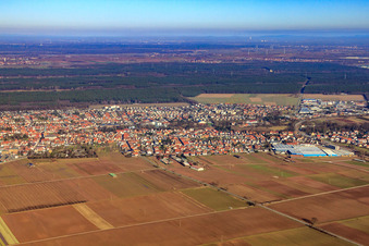 Vue oblique de Vue de la ville depuis le sud à Bellheim dans le département Rhénanie-Palatinat, Allemagne