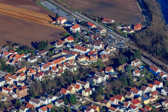 Vue aérienne de Altspeyerer Straße à la gare à Lingenfeld dans le département Rhénanie-Palatinat, Allemagne