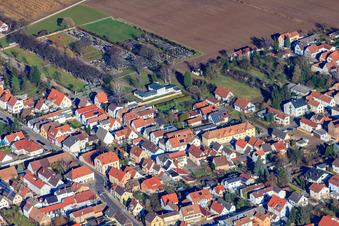 Vue aérienne de Rue Schwegenheimer à Lingenfeld dans le département Rhénanie-Palatinat, Allemagne