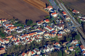 Vue aérienne de Altspeyerer Straße et gare à Lingenfeld dans le département Rhénanie-Palatinat, Allemagne