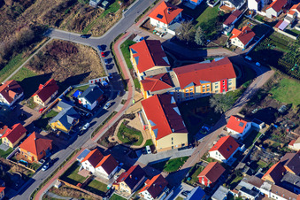 Vue aérienne de Centre pour personnes âgées Haus Edelberg Lingenfeld à Lingenfeld dans le département Rhénanie-Palatinat, Allemagne