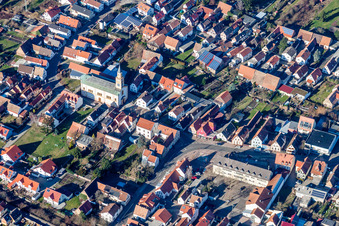 Vue aérienne de Église Saint-Martin au centre du village à Lingenfeld dans le département Rhénanie-Palatinat, Allemagne