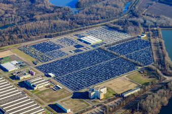 Vue aérienne de Parking complet du Mercedes-Benz Global Logistics Center et de MOSOLF Logistics & Services GmbH sur l'île de Grün à Germersheim dans le département Rhénanie-Palatinat, Allemagne