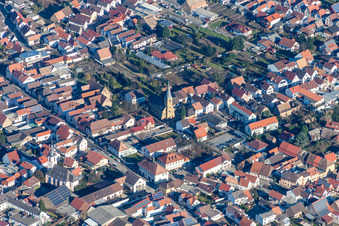 Vue aérienne de Bâtiment d'église au centre du village à le quartier Mechtersheim in Römerberg dans le département Rhénanie-Palatinat, Allemagne