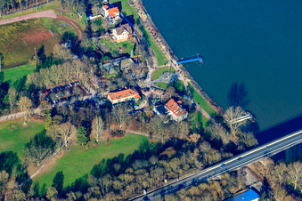 Vue aérienne de Débarcadère Speyer avec restaurant et café en plein air Alter Hammer, Krebs Gaststättenbetriebs GmbH au bord du Rhin à Speyer dans le département Rhénanie-Palatinat, Allemagne