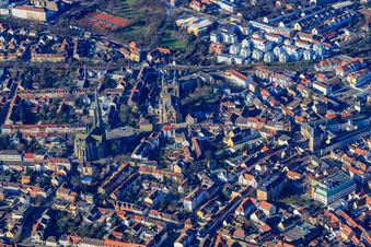 Vue aérienne de Église commémorative de la protestation et église catholique Saint-Joseph ttp à Speyer dans le département Rhénanie-Palatinat, Allemagne