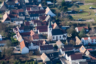 Vue aérienne de Bâtiment d'église au centre du village à Hanhofen dans le département Rhénanie-Palatinat, Allemagne