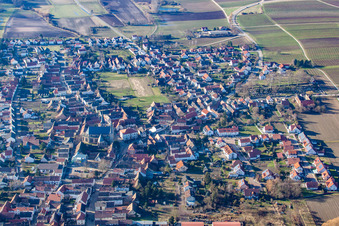 Vue oblique de De l'est à le quartier Geinsheim in Neustadt an der Weinstraße dans le département Rhénanie-Palatinat, Allemagne