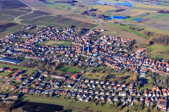 Vue aérienne de Vue du village depuis le sud-est à le quartier Geinsheim in Neustadt an der Weinstraße dans le département Rhénanie-Palatinat, Allemagne