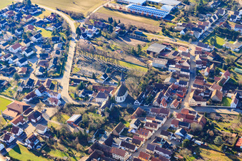 Vue aérienne de Église protestante Gommersheim à Gommersheim dans le département Rhénanie-Palatinat, Allemagne