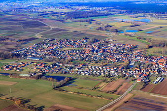Vue aérienne de Vue du village depuis le sud-est à le quartier Geinsheim in Neustadt an der Weinstraße dans le département Rhénanie-Palatinat, Allemagne