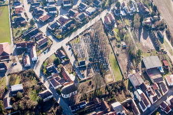 Vue aérienne de Vue des rues et des maisons dans les quartiers résidentiels à Gommersheim dans le département Rhénanie-Palatinat, Allemagne