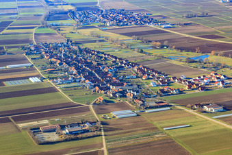 Vue aérienne de Vue du village depuis l'est à Böbingen dans le département Rhénanie-Palatinat, Allemagne