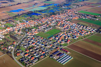 Vue aérienne de Vue du village depuis le sud-ouest à Gommersheim dans le département Rhénanie-Palatinat, Allemagne